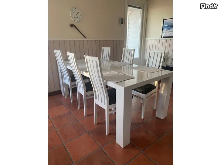 Säljes matbord + 6 stolar