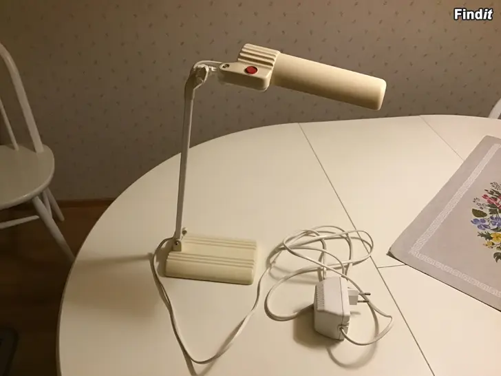 Säljes En hel och fungerande bordslampa