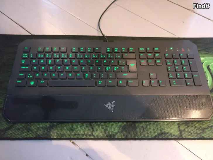 Säljes Razer tangentbord och matta