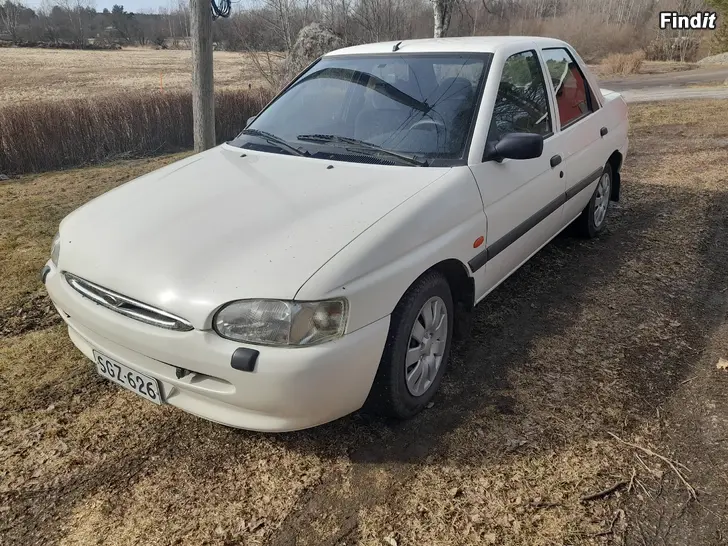Säljes 73 tkm körd Ford Escort - 97
