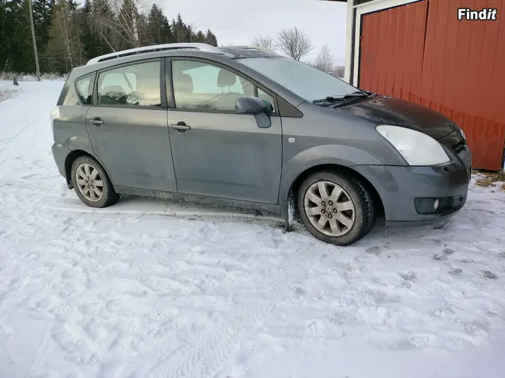 Myydään Toyota Corolla Verso 2,2D4D, myydään osina