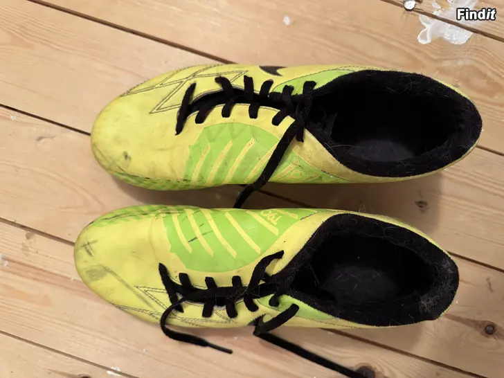 Säljes Nike fotbollsskor storlek 38