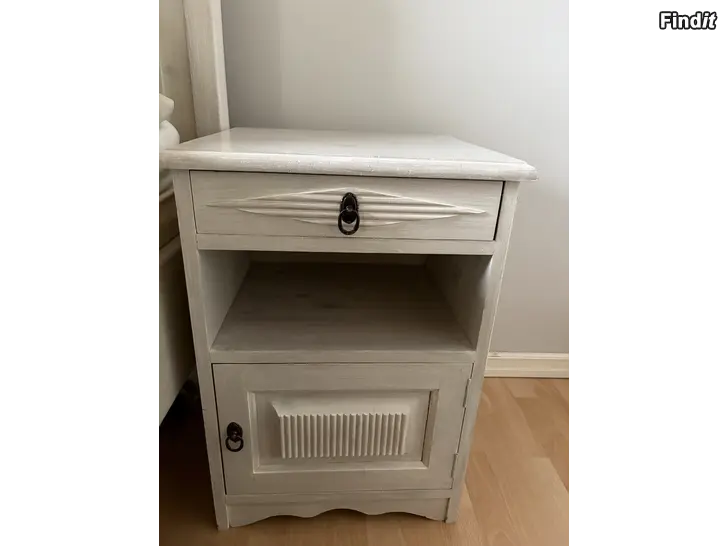 Säljes Nattduksbord + hylla