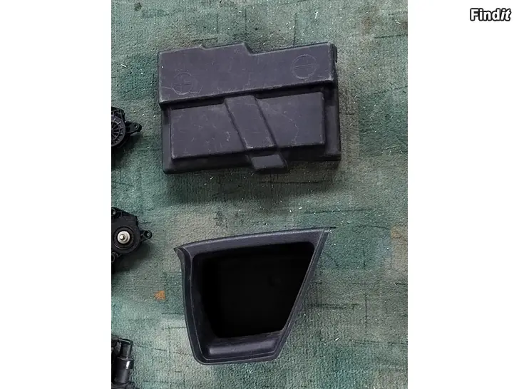 Säljes Akkukotelonkanssi tavaratilan laatikko