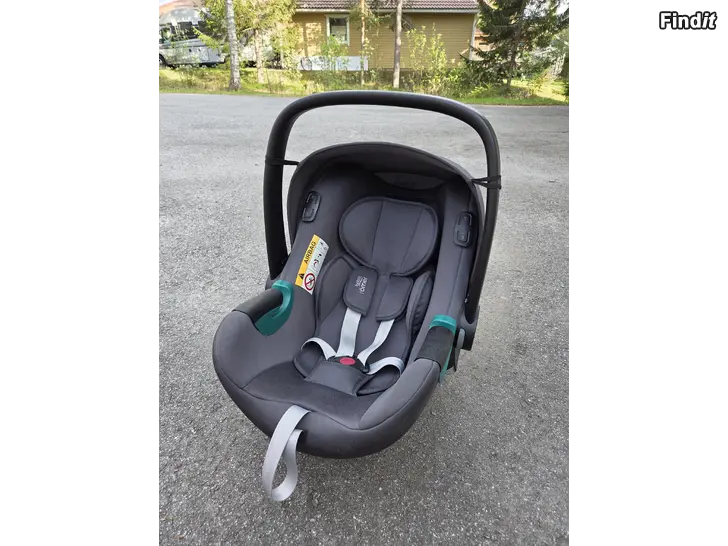 Myydään Britax babyskydd/turvakaukalo