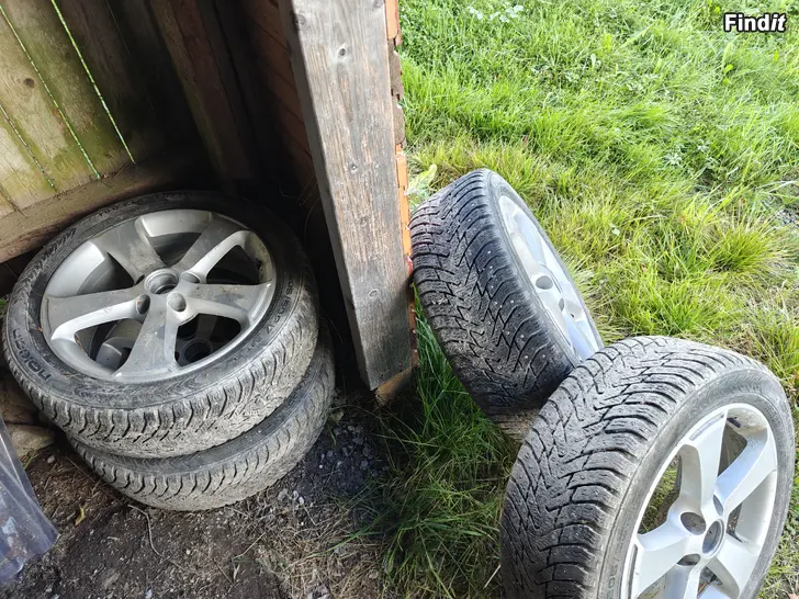 Säljes Äkta fälgar med vinterringar  från Volkswagen Passat 2011