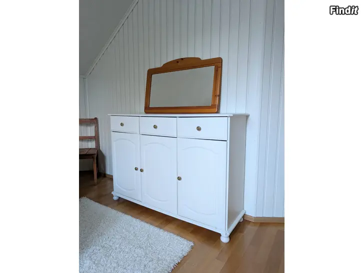 Säljes Skänk i massiv trä