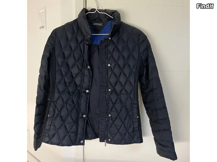 Säljes Tommy Hilfiger S tunn bubbeljacka dam