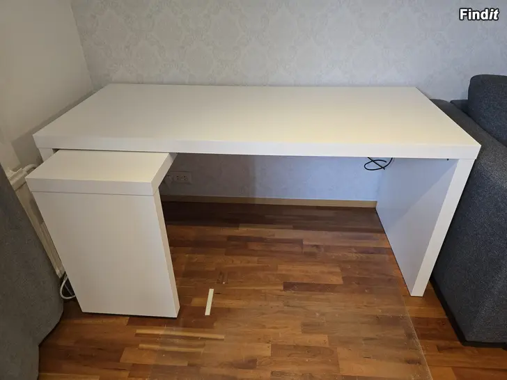 Säljes Ikea Malm skrivbord säljes