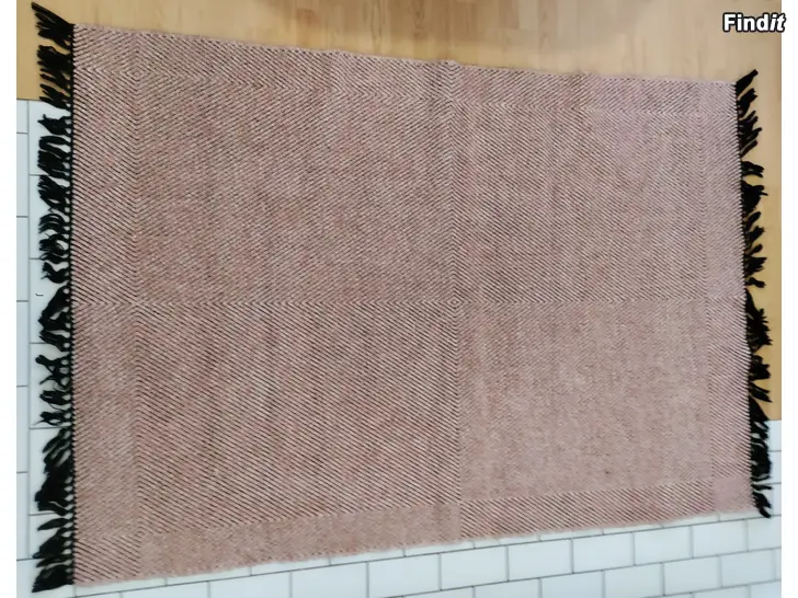 Myydään 2kpl vanha matto 210 x 135
