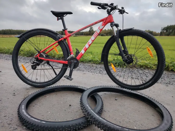 Säljes Trek Marlin 5, 2022, M/L, 29 + vinterdäck