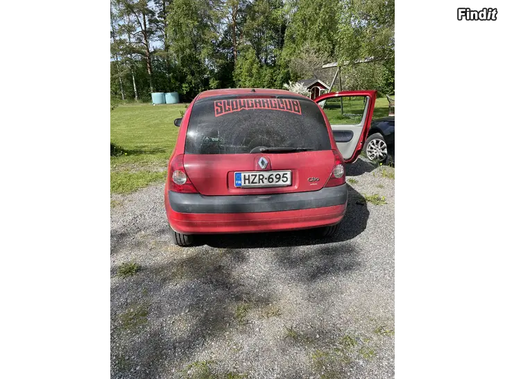 Säljes Säljes en Renault Clio 1,1 -03 som åkerbil/reservdelsbil