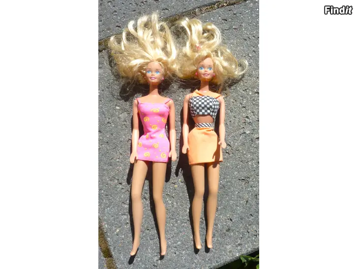 Myydään kaksi Barbie nukkea ja vaatteita