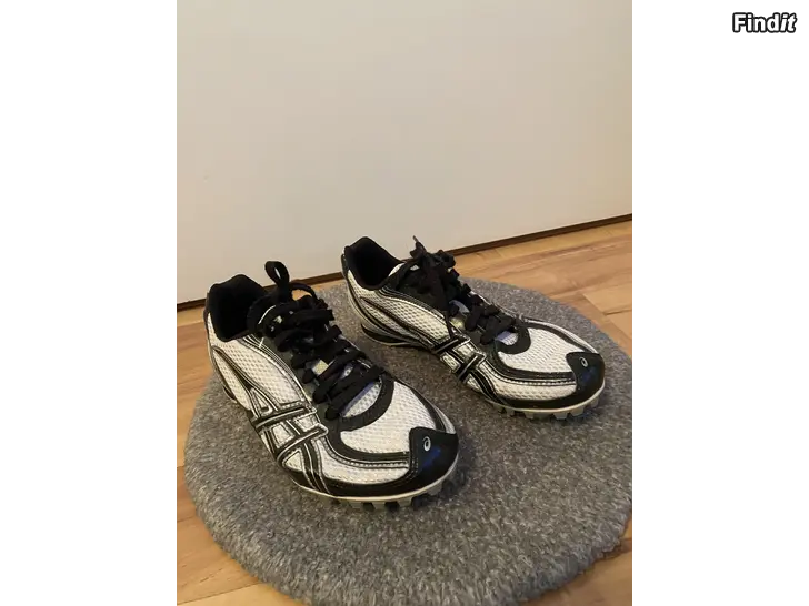 Säljes Spikskor Asics stl 35