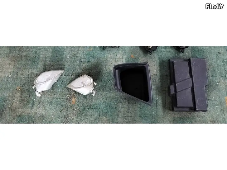 Myydään Akkukotelonkanssi takakonttiin laatikko etuvilkkut