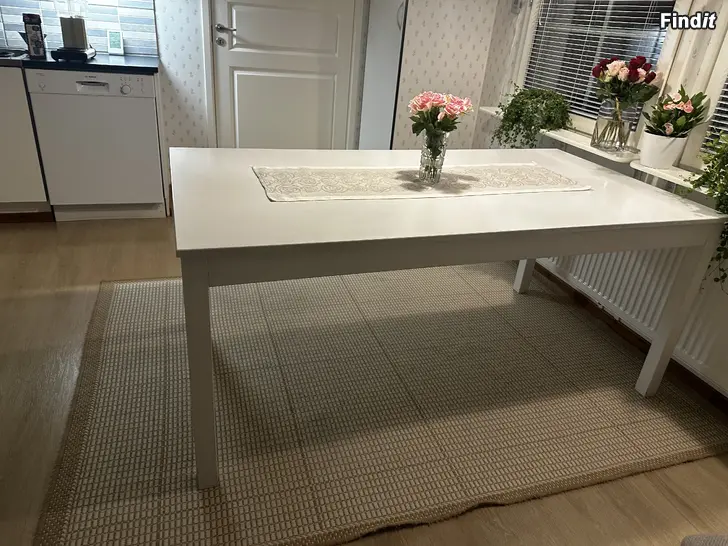 Säljes Matbord vitt