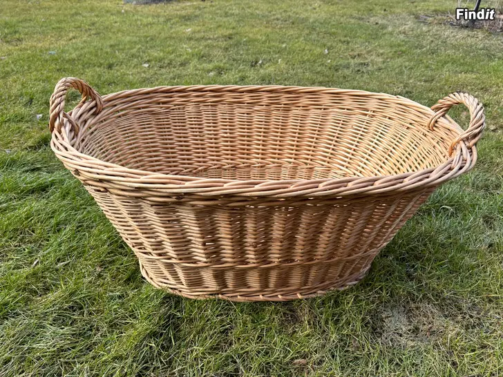 Säljes Gammal rottingkorg