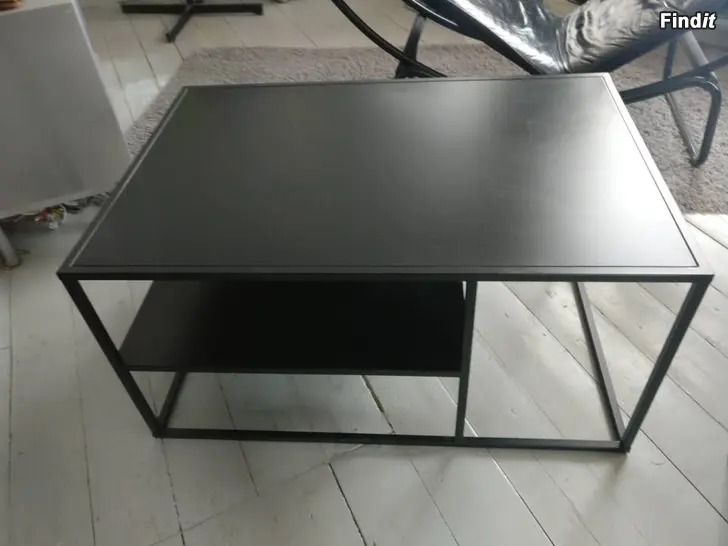 Säljes Stilrent soffbord i svart metall