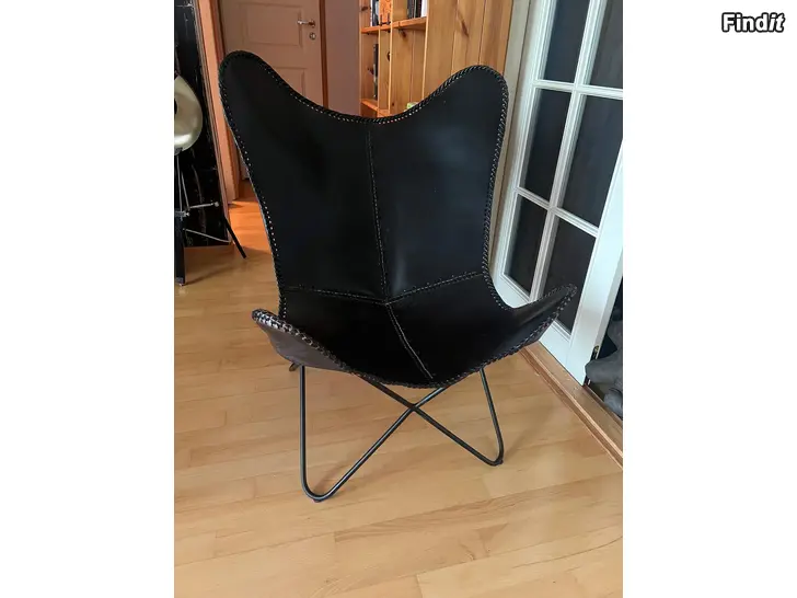 Myydään Kaksi lepakkotuolia