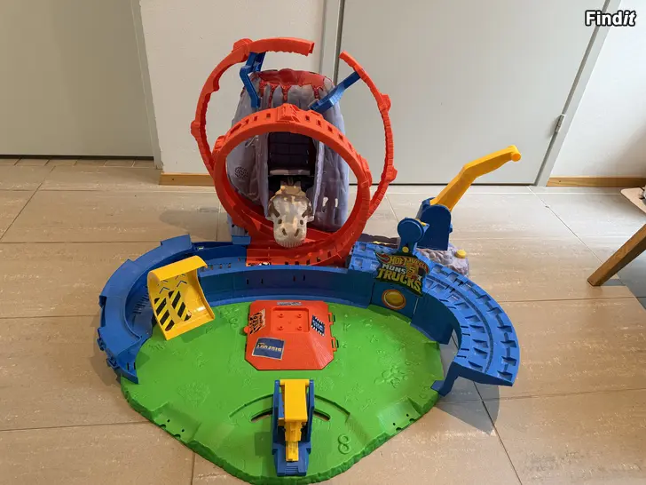 Säljes Hot wheel monster truck leikkialusta