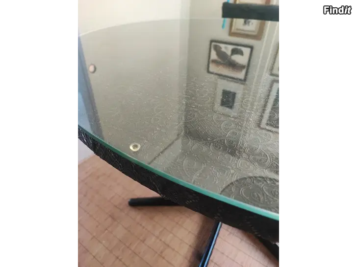 Myydään Pyöreä keittiönpöytä lasilevyllä