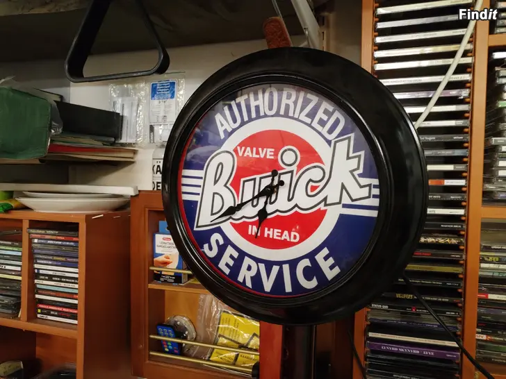 Säljes Buick ja Mustang kellot