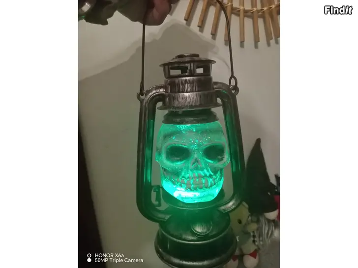 Säljes Pääkallolyhty vihreällä valolla ja hileillä