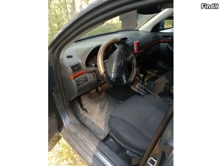 Myydään Toyota Avensis