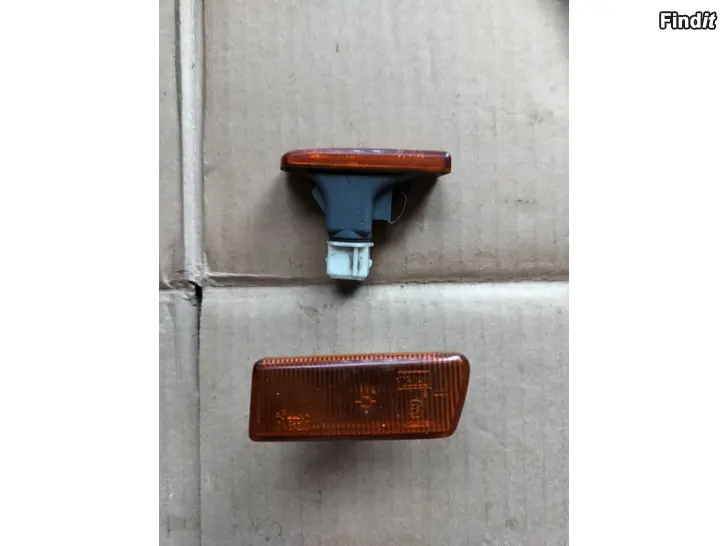 Myydään Oranssit sivuvilkkut