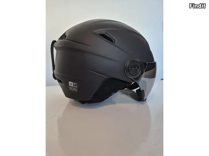 Myydään Laskettelukypärä visiirillä