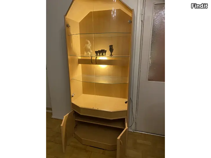 Säljes Säljes vitrinskåp med belysning