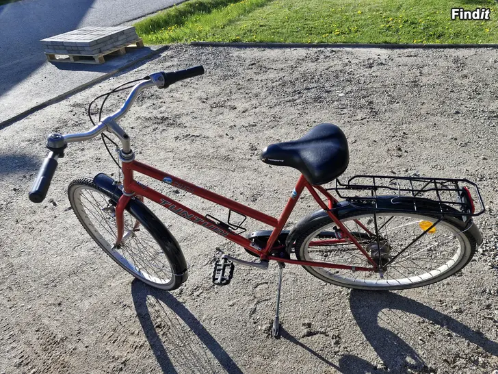 Säljes Tunturi röd flickcykel 26 tum