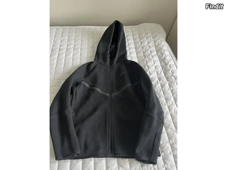 Säljes Svart Nike tech fleece dräkt