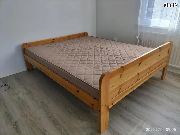 Myydään Solid Wood Bed Frame  Mattress 160x200 cm