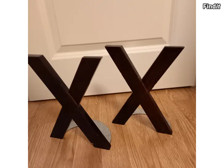 Myydään Kaksi kirjatukea