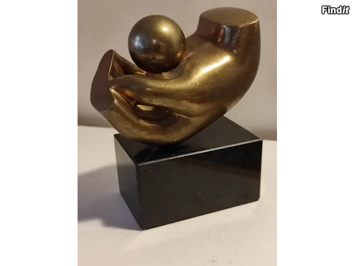 Myydään Björn Weckström, Maailma meidän käsissämme. Veistos. Pronssia