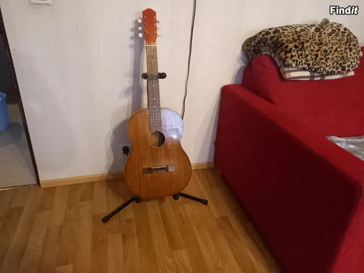 Säljes Gitarr med nailonstrengar