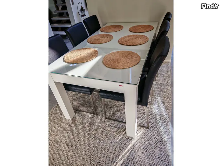 Myydään Matbord av märket Pohjanmaan kaluste och stolar i svart konstläder