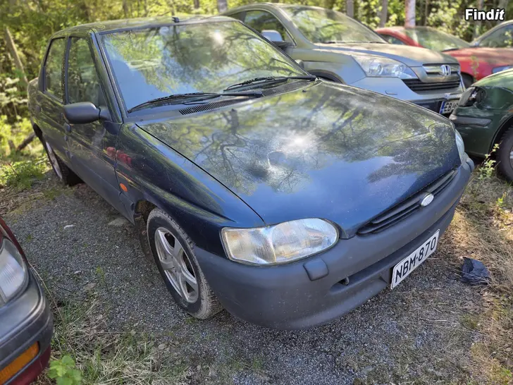 Säljes FORD ESCORT  i delar - osina