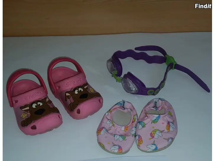 Myydään Crocs tossut, SlipStop tossut ja Speedo uimalasit