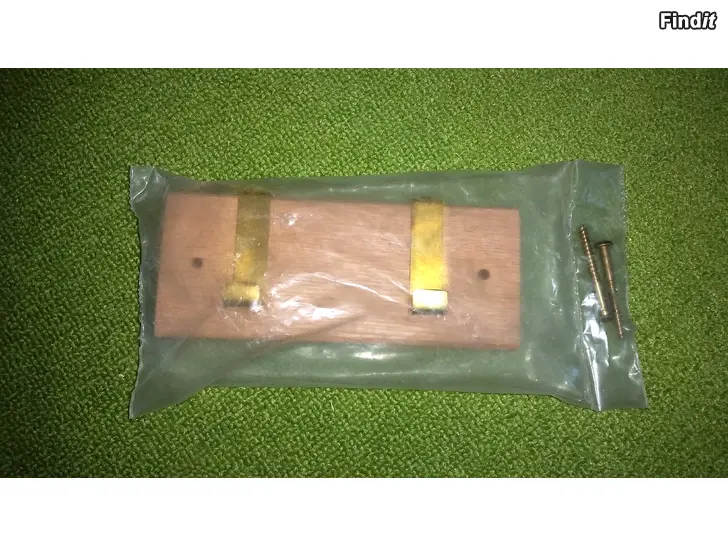 Myydään Puunaulakko 2 metallikoukkua leveys noin 17cm -hinta 2e