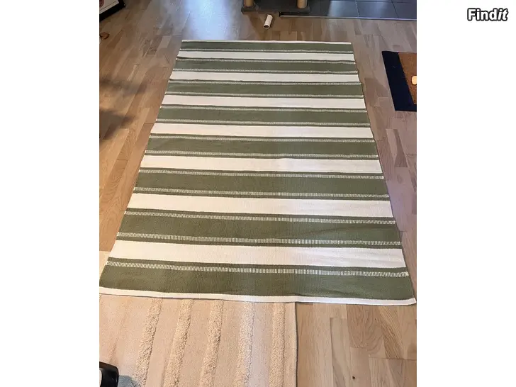 Säljes Två st grönvita randiga mattor