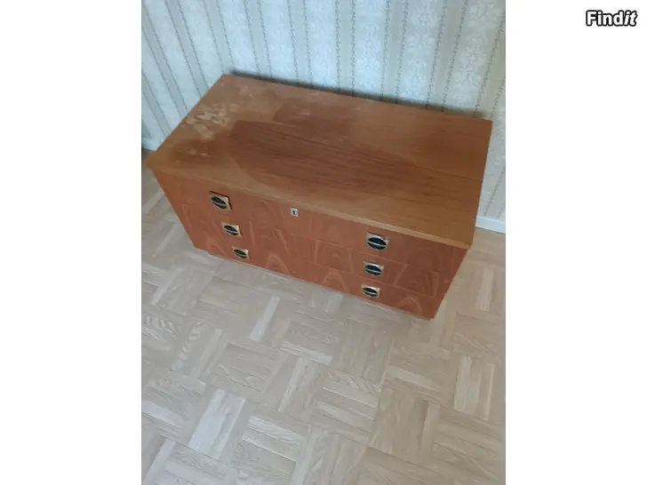 Säljes 2 ek eller teak skåp
