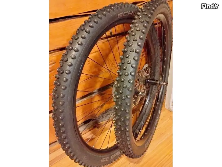 Myydään 29 × 2,25 nastarenkaat