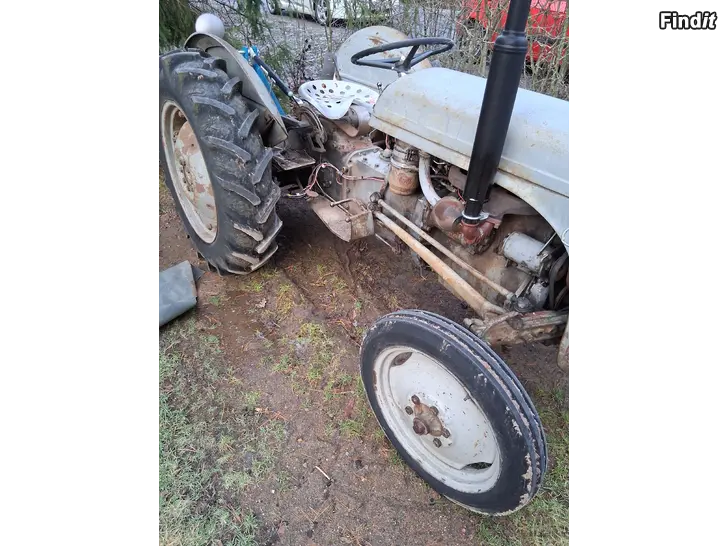Säljes Traktori ferguson diesel