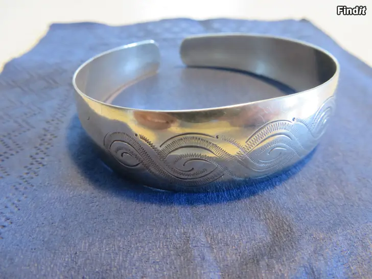 Myydään Hopeinen rannerengas