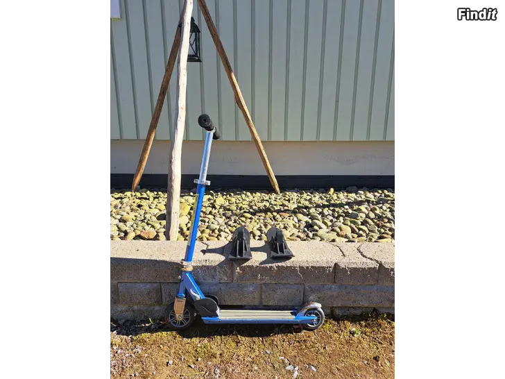Myydään Två barn sparkcyklar