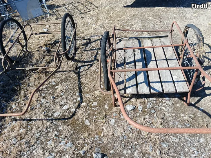 Säljes Gamla mjölk kärror 2st
