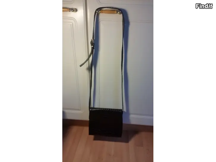 Myydään Naisten olkalaukku musta käärmeennahkakuvio -hinta 3e