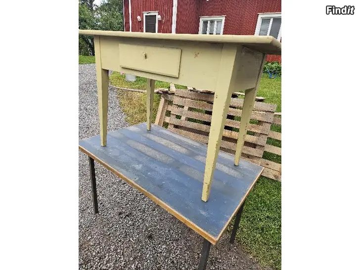 Myydään Vanha täyspuinen pöytä laatikolla